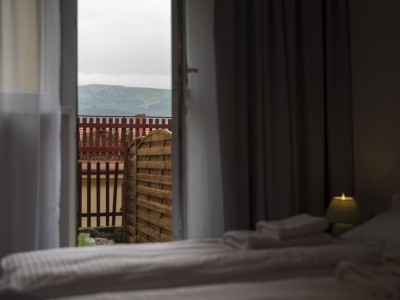 Uchylone drzwi balkonowe w apartamencie
