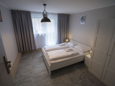 Łóżko dla dwojga osób z widokiem na balkon