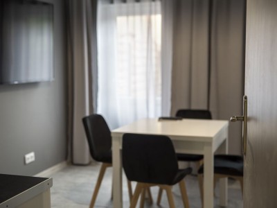 Stół z krzesłami oraz drzwi wejściowe