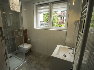 Szklany przysznic z umywalką