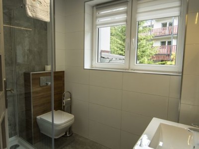 Szara podłoga z toaletą